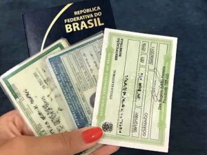 Quais documentos são de porte obrigatório para dirigir?